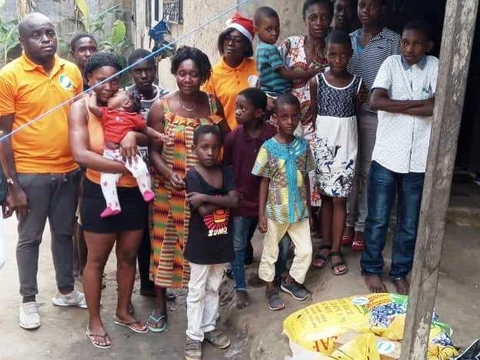 Hilfe für die Witwe Marie-Thérèse und ihre 14 Kinder in Duala/Kamerun 