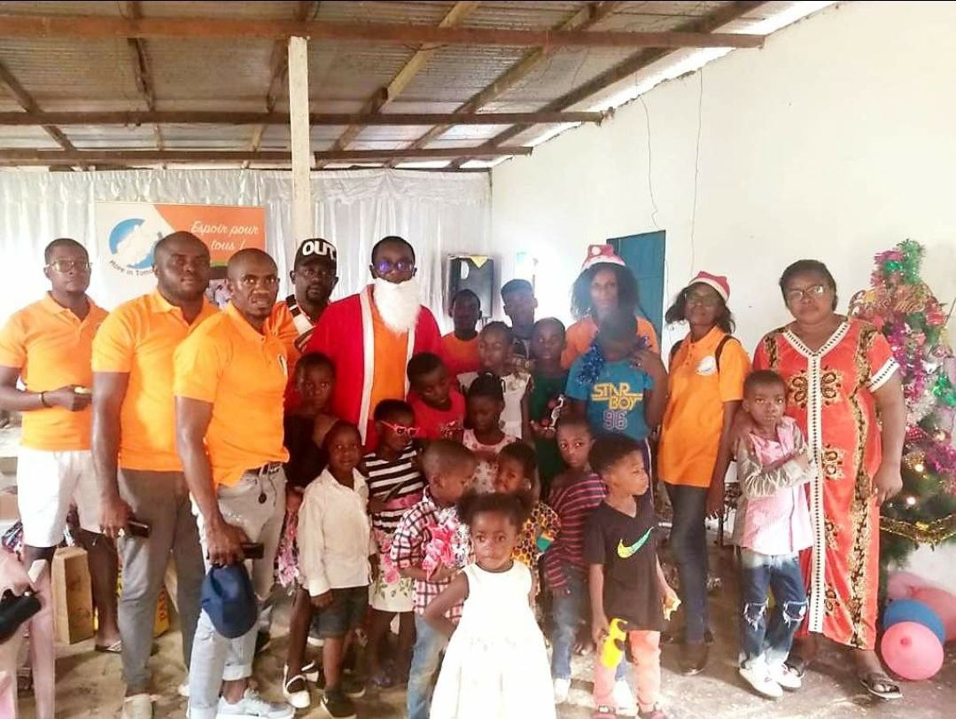 Weihnachtsbaumzeremonie, Weihnachtgeschenke-Lebensmittel – Waisenhaus „DIEU AVEC NOUS“ / Kamerun 